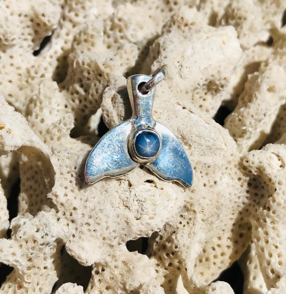 MATERIA by Matthias Wagner Pendentif en forme de nageoire de baleine en